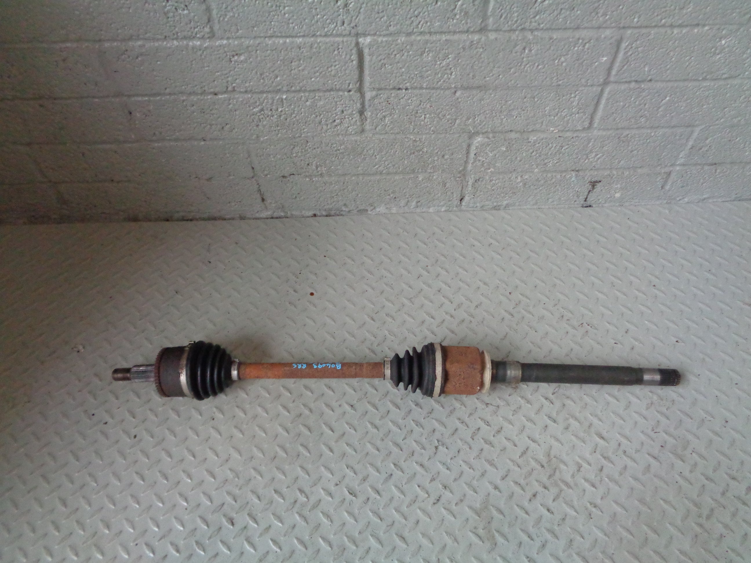 thumbnail image 2 of Discovery 3 Near Side Front Driveshaft – Land Rover 2.7 TDV6 2004-2009, TDB500110 2 of 4