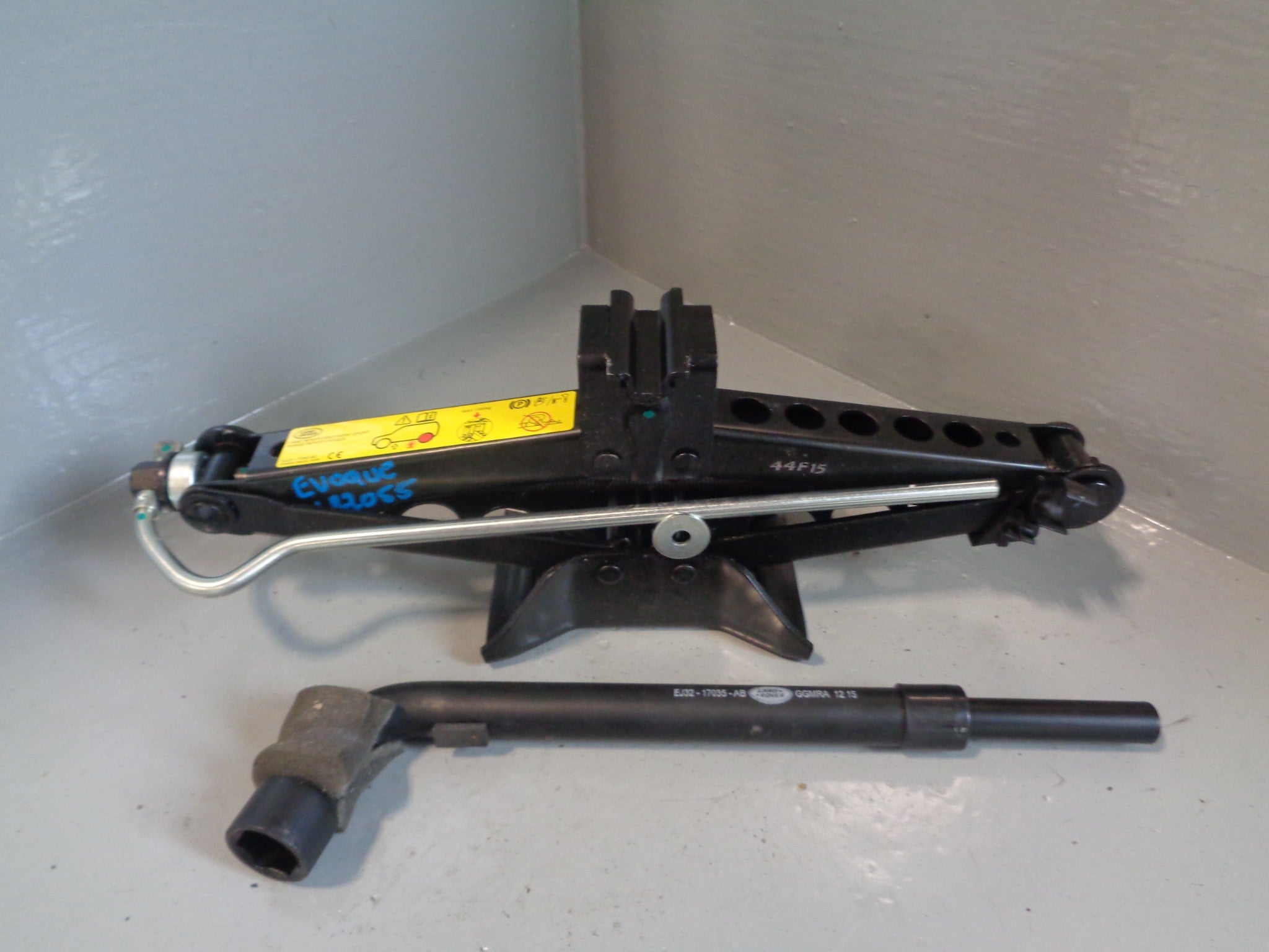 Range Rover Evoque Scissor Jack And Handle With Wheel Brace L538 2011 range-rover-evoque-scissor-jack-and-handle-with-wheel-brace-l538-2011