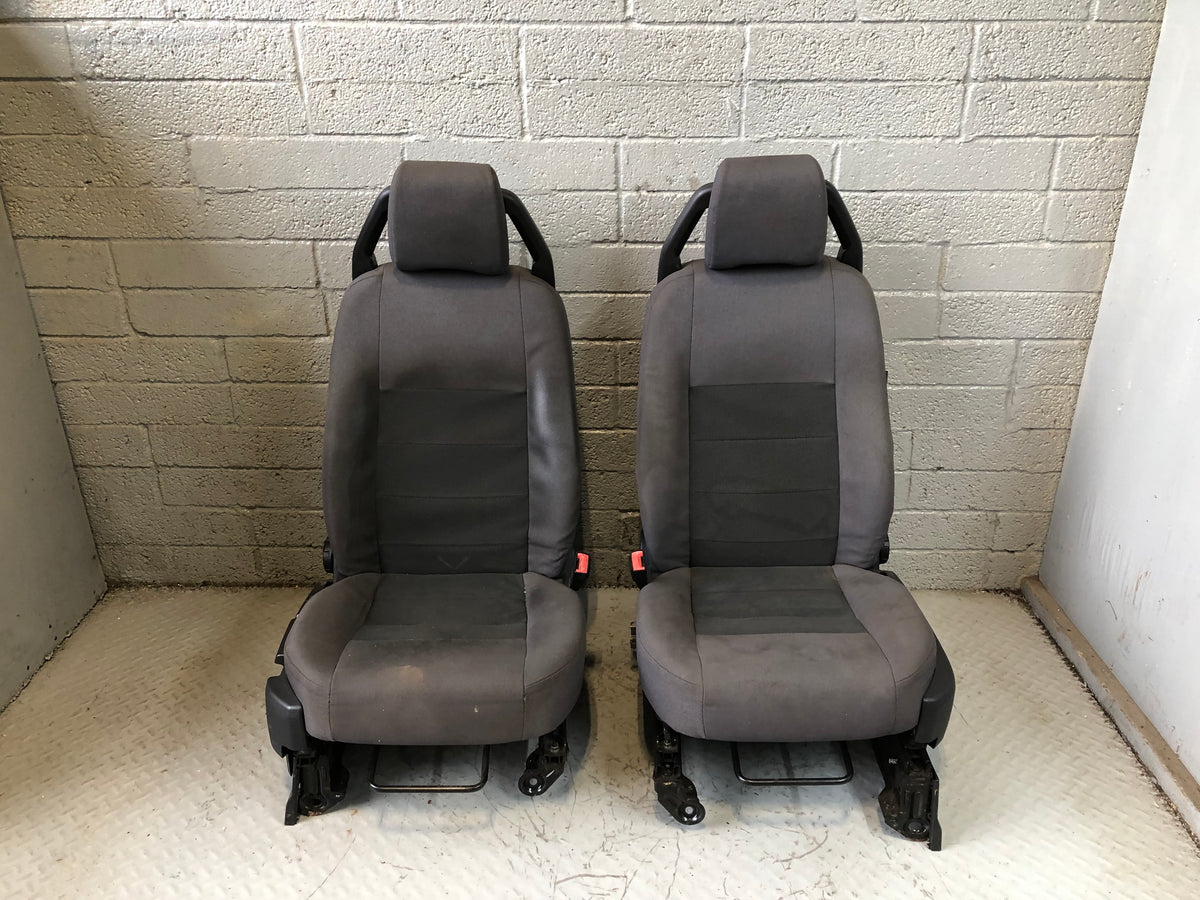 Discovery 3 Front Seats Pair Cloth Grey Manual Land Rover 2004 to 2009 L03096