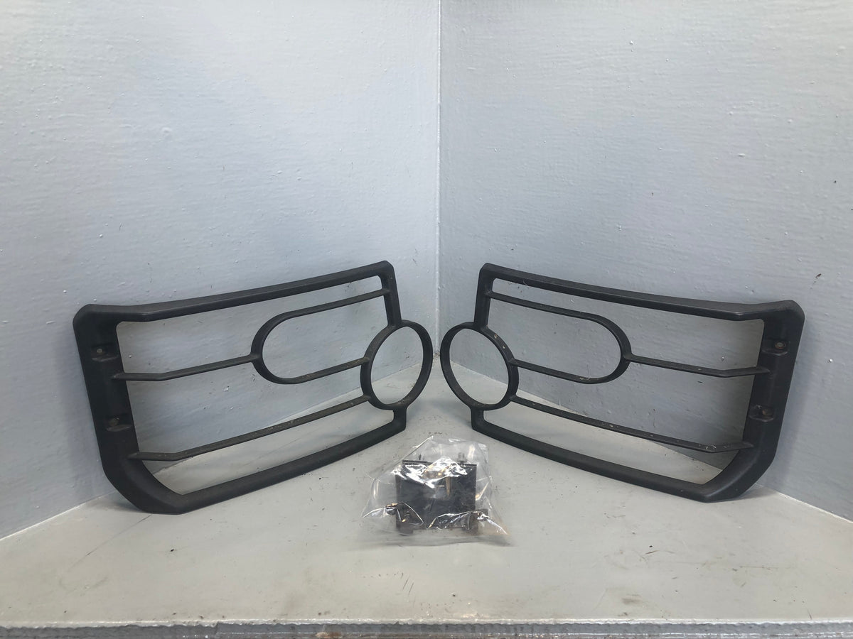 Discovery 3 Headlight Guards Pair Set Genuine Land Rover 2004 to 2009 K02066