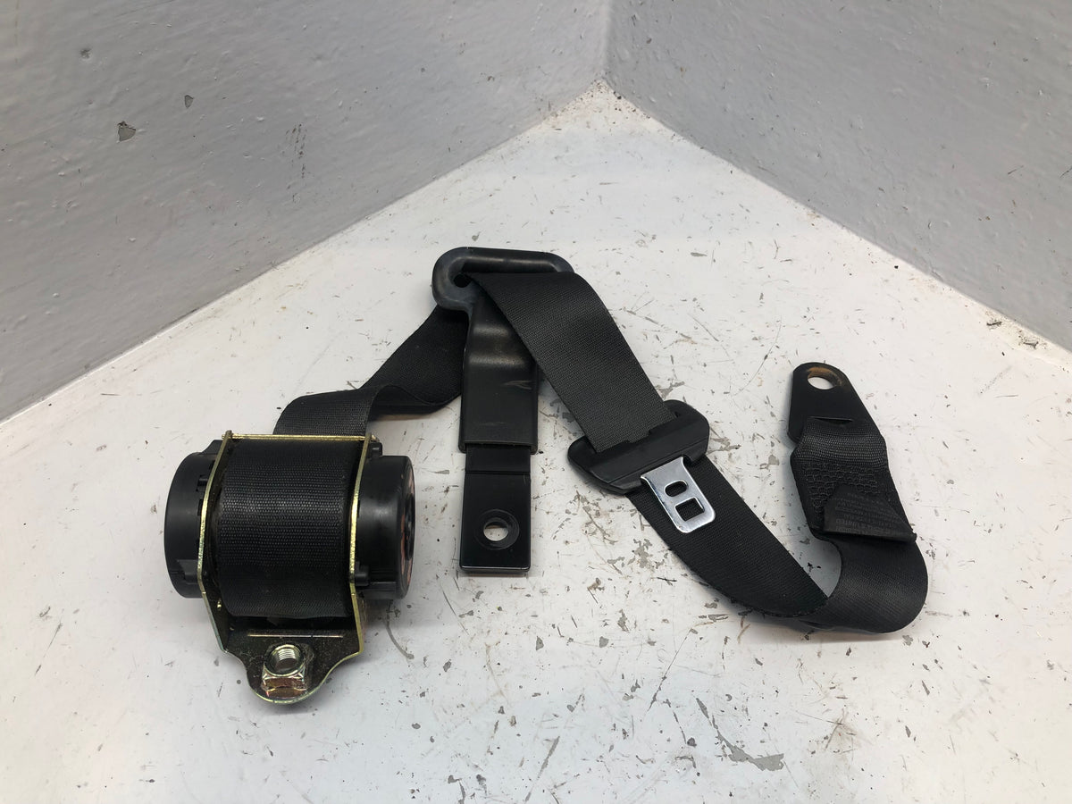 Discovery 2 Seat Belt Off Side Rear 2nd Middle Row Black Land Rover 1998 to 2004