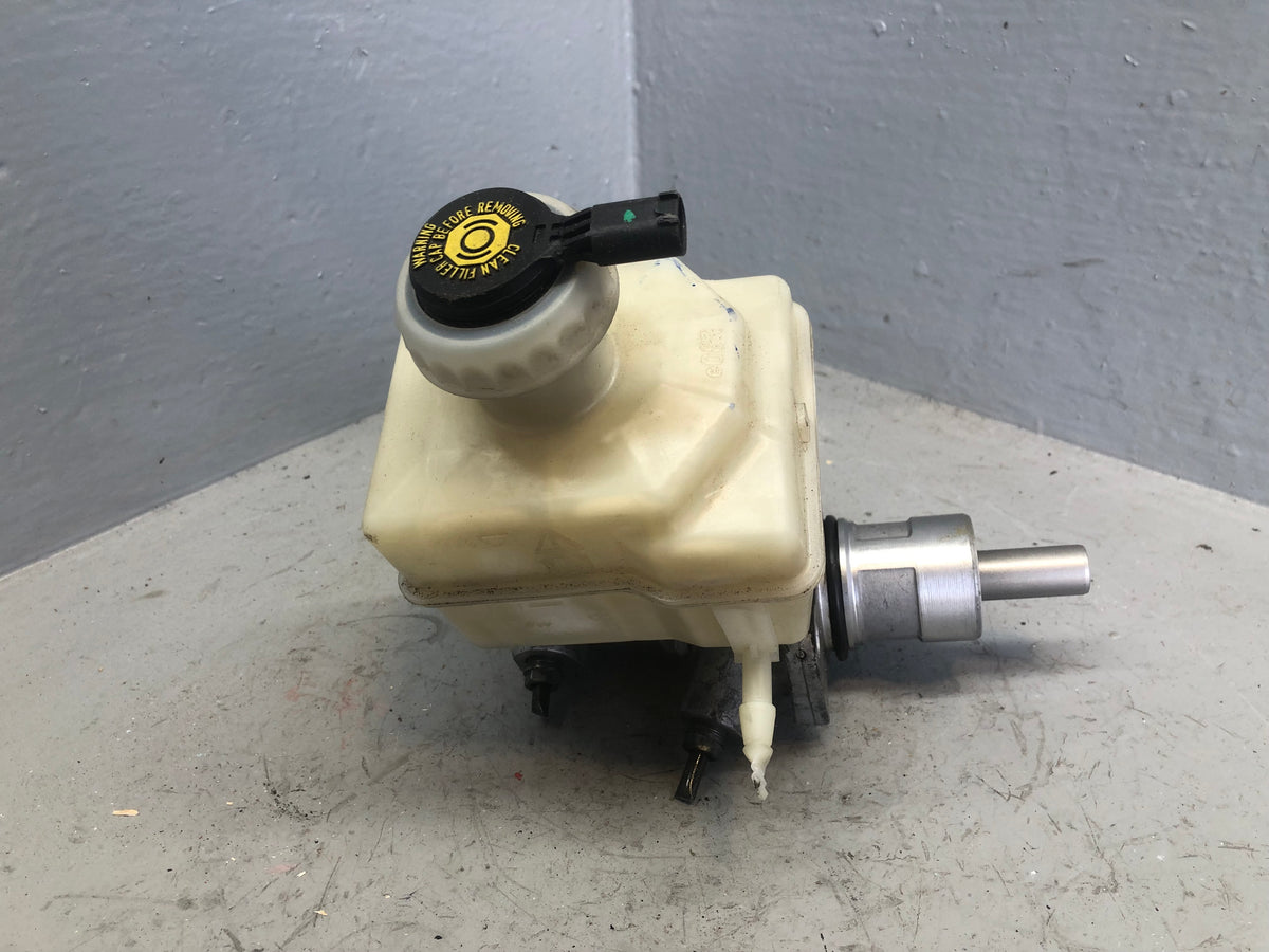 Discovery 3 Brake Master Cylinder with Reservoir Auto Land Rover 2004 to 2009