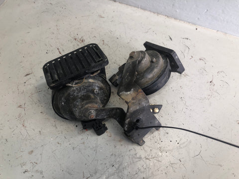 Range Rover L322 Horns Pair Of Two Tone Horns Land Rover 2010 to 2013 L29076