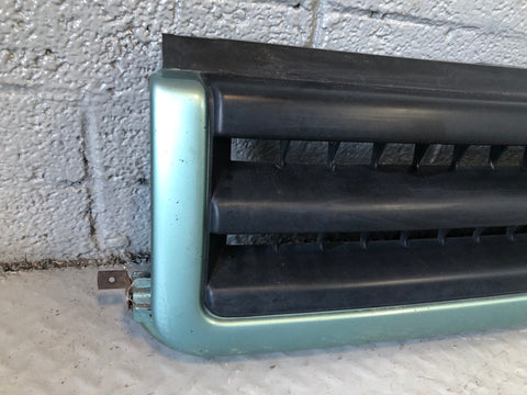 Discovery 2 Front Grille Pre-Facelift Charleston Green Land Rover L20076