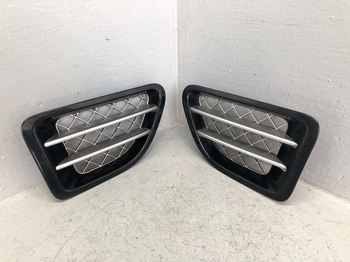 Range Rover Sport Wing Vents Pair L320 in Black and Silver 2005 to 2009