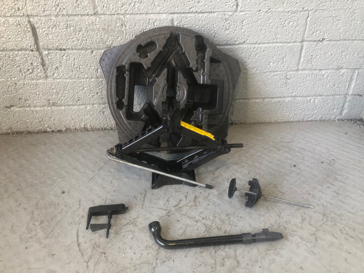 Freelander 2 Scissor Jack with Handle in Housing Brace Land Rover J07076