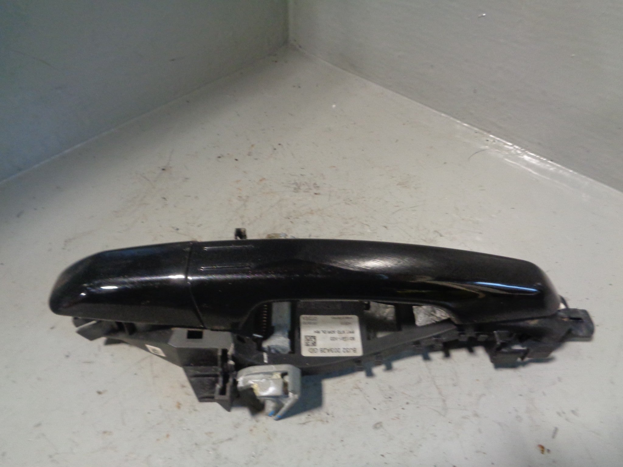 thumbnail interactive-video image 1 of Genuine Land Rover Range Rover Sport L494 RH Front Door Handle Lock Cover - Santorini Black (LR048298) 1 of 6
