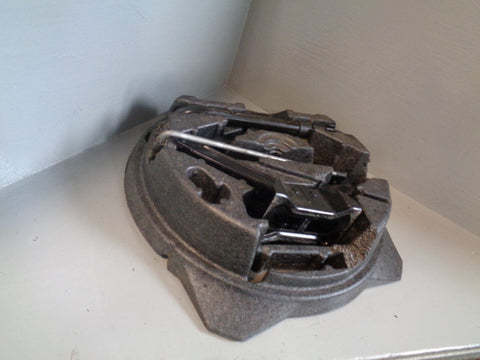 Freelander 2 Scissor Jack with Handle in Housing Brace Land Rover D19084