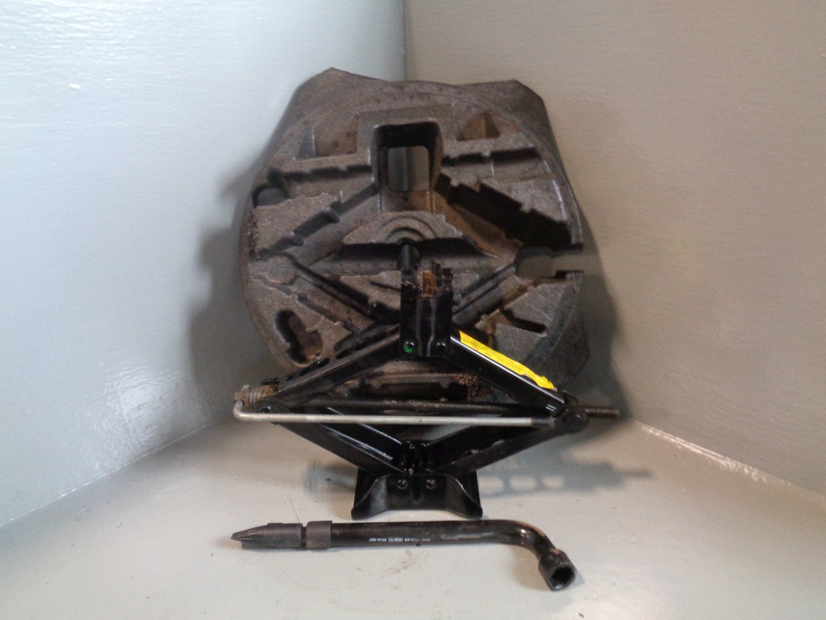 Freelander 2 Scissor Jack with Handle in Housing Brace Land Rover D19084