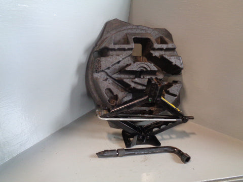 Freelander 2 Scissor Jack with Handle in Housing Brace Land Rover D19084