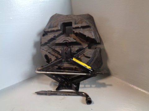 Freelander 2 Scissor Jack with Handle in Housing Brace Land Rover D19084