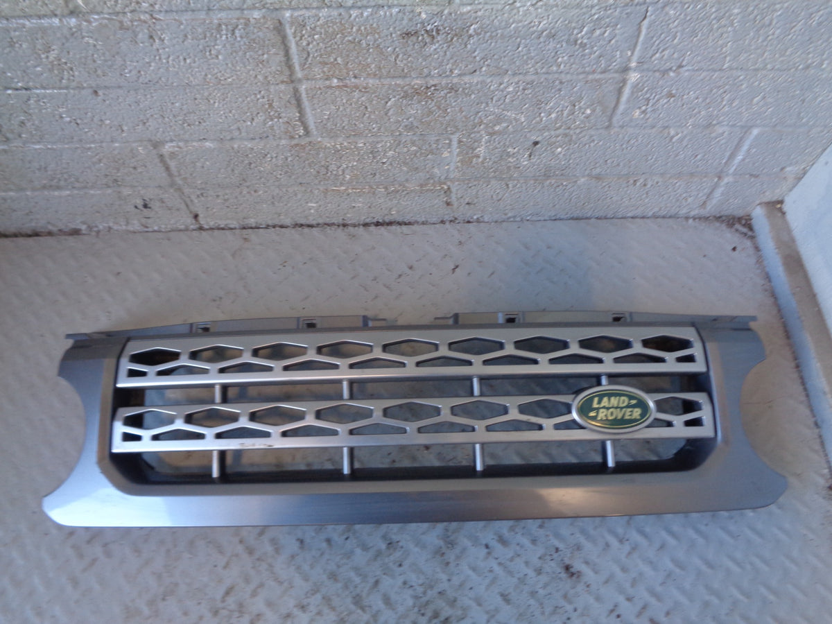 Discovery 4 Grille Front Stornoway Grey   Land Rover 2009 to 2016 L29025