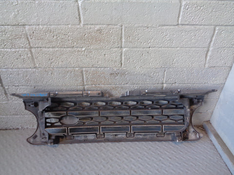 Discovery 4 Grille Front Stornoway Grey   Land Rover 2009 to 2016 L29025