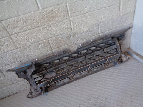 Discovery 4 Grille Front Stornoway Grey   Land Rover 2009 to 2016 L29025
