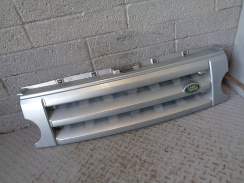Discovery 3 Grille Front Arctic Frost Land Rover 2004 to 2009 K02015