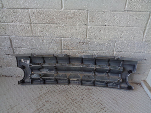 Discovery 3 Grille Front Arctic Frost Land Rover 2004 to 2009 K02015