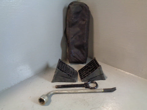 Discovery 2 Tool Kit Bag with Wheel Brace Chocks Land Rover 1998 to 2004 R19064