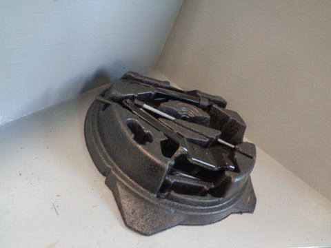Freelander 2 Scissor Jack with Handle in Housing Brace Land Rover R23015