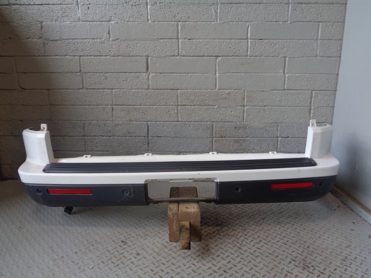 Discovery 4 Rear Bumper with Reflectors Fuji White Land Rover L22015