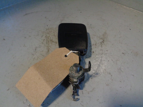 Discovery 3 Seat Belt Buckle Clasp 2nd Row Off Side Rear Type 2 2004 to 2007