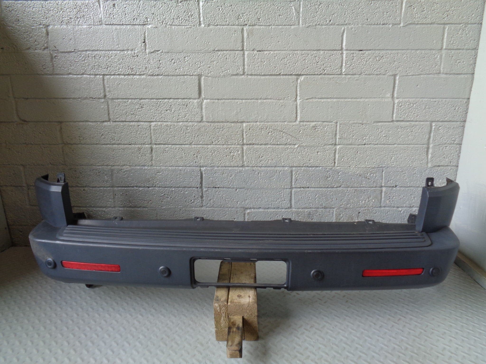 Discovery 3 Rear Bumper with Reflectors Parking Sensors Land Rover ...