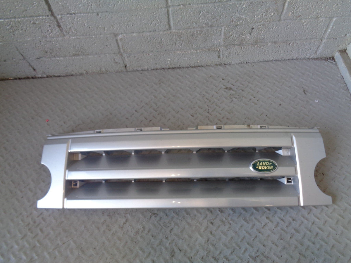 Discovery 3 Grille Front Zambesi Silver Land Rover 2004 to 2009 K07084