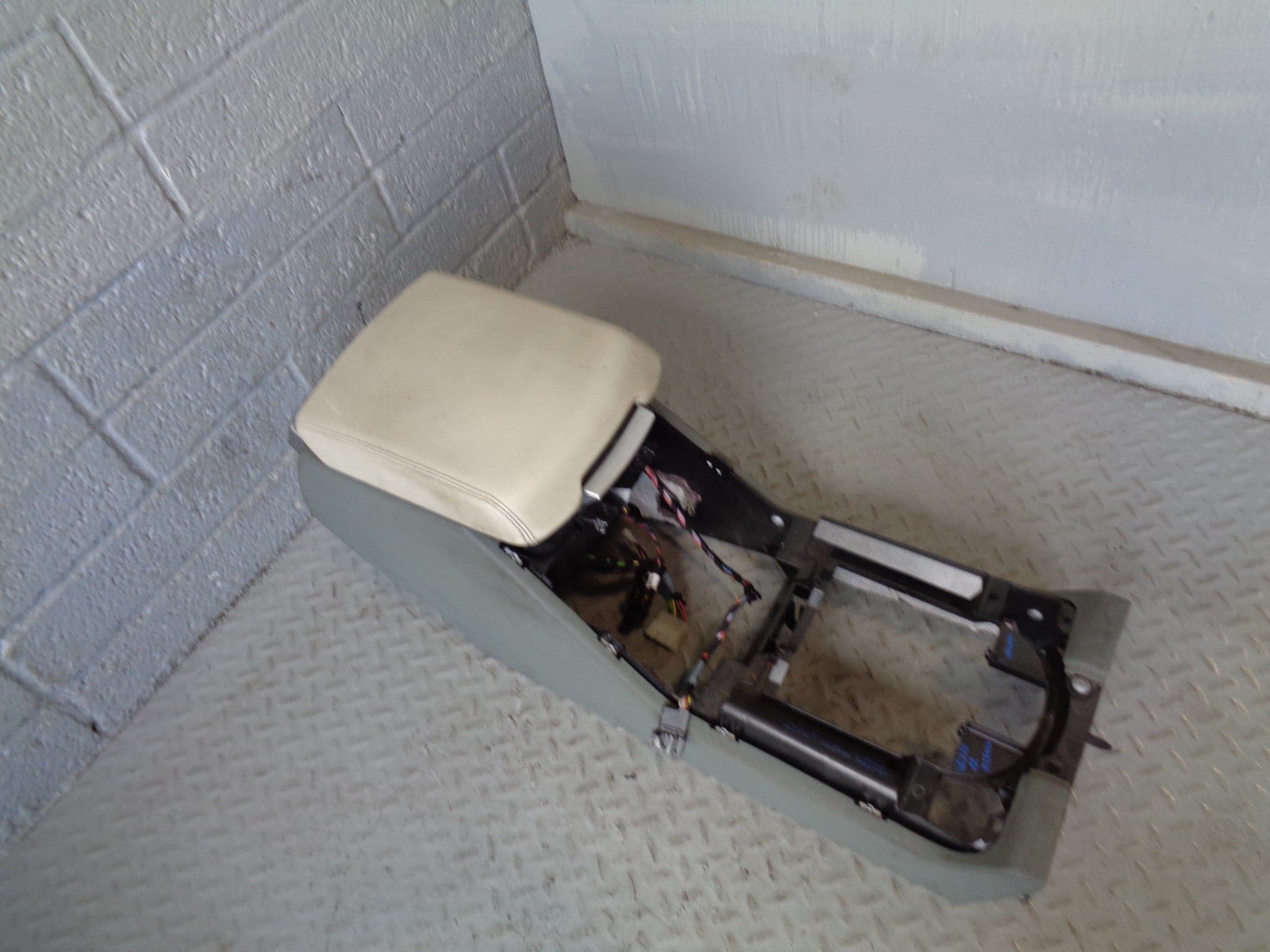 Range Rover L322 Centre Console Arm Rest in Parchment 2002 to 2005 250 ...