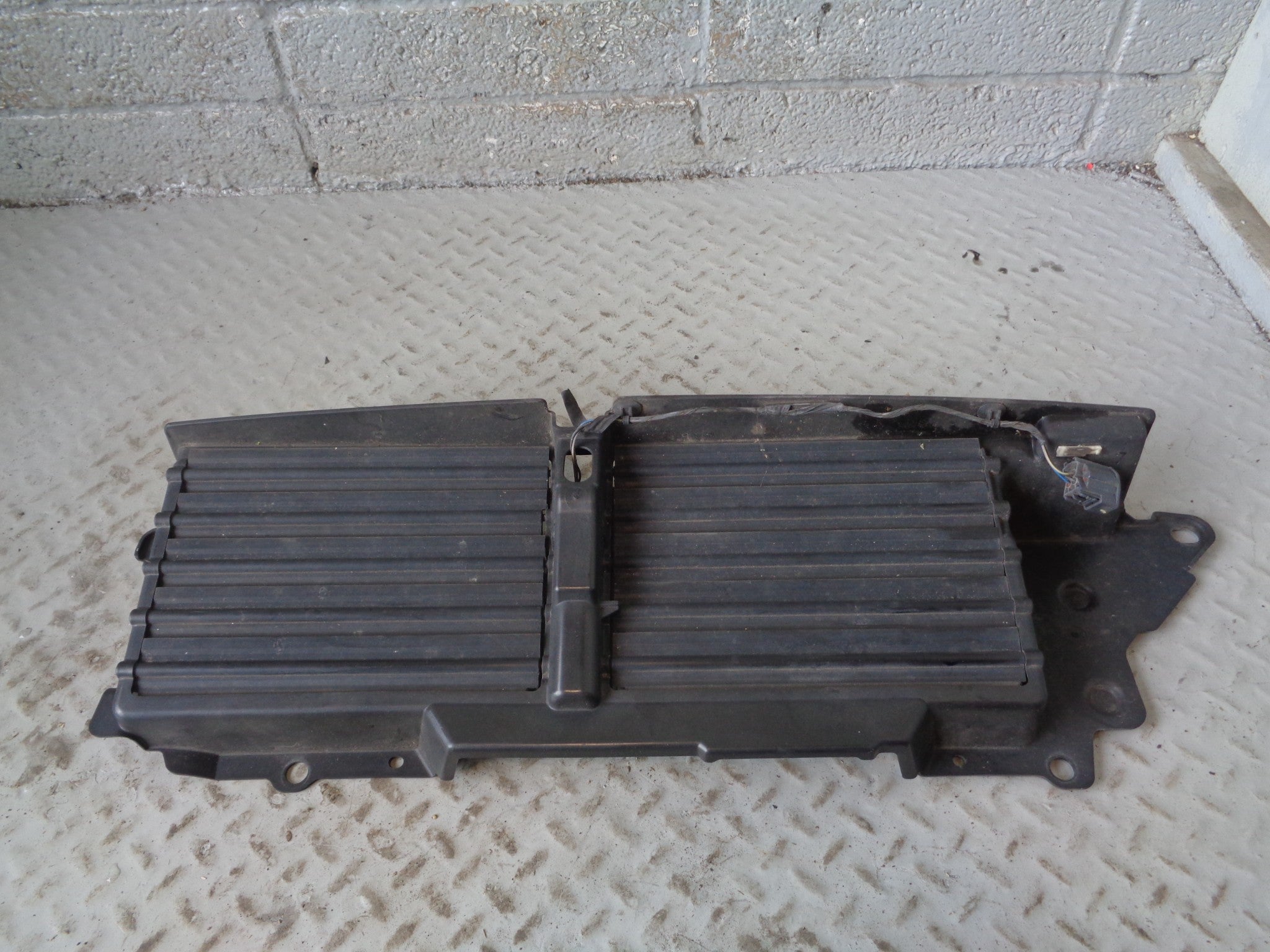 Range Rover L405 Radiator Air Shutter Vent CPLA-8475-A 2013 to 2017 ...