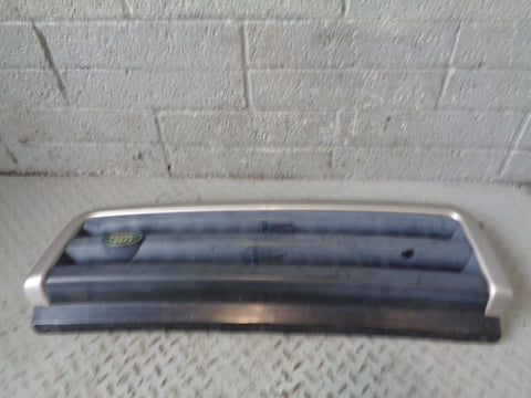 Discovery 2 Front Grille Pre-Facelift Land Rover Blenheim Silver R11045