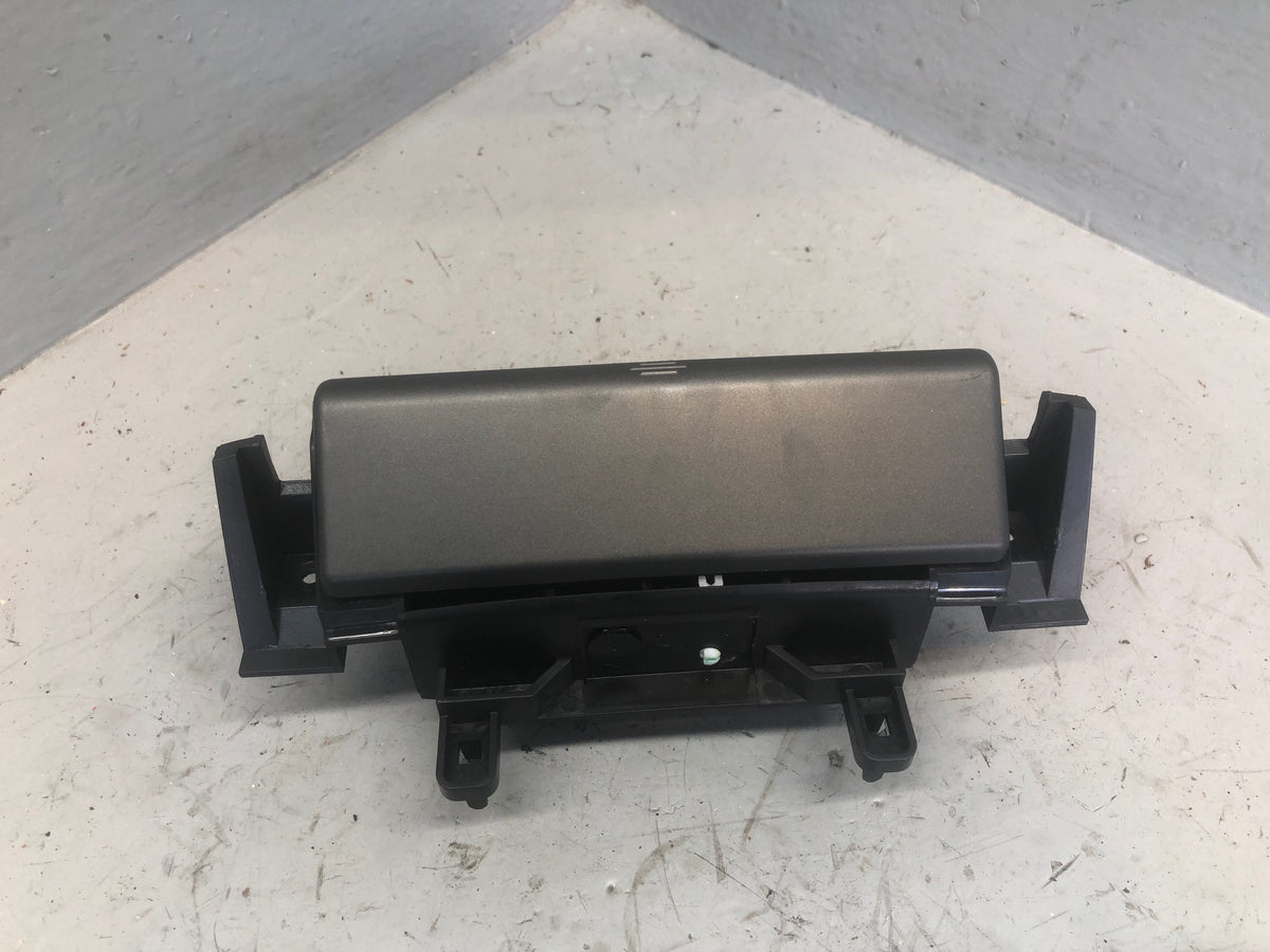Discovery 4 Ashtray Front Land Rover AH22-048A02-AB 2009 to 2016 L10076