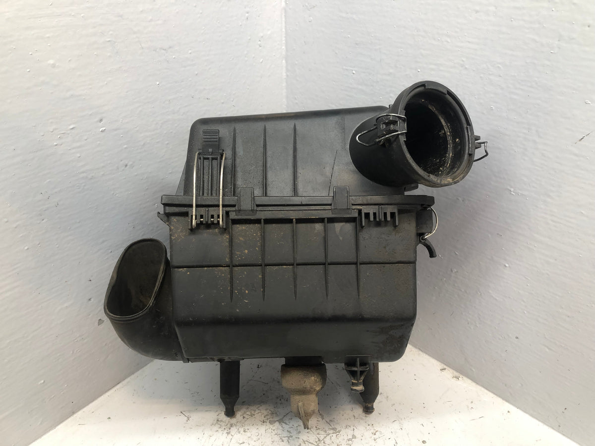 Discovery 2 Air Box Filter Housing 2.5 TD5 15p L318 Land Rover 2002 to 2004