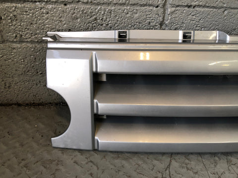 Discovery 3 Grille Front Zermatt Silver Land Rover 2004 to 2009 L03096