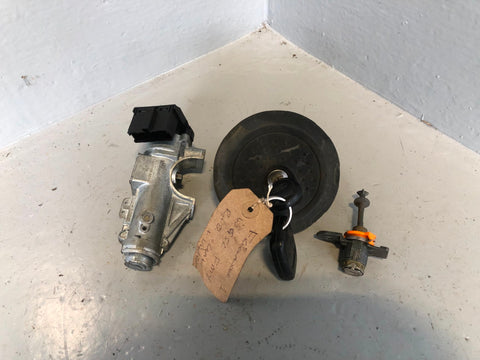 Freelander 1 Ignition Barrel and 1 x Keys Fuel Cap Door Lock Land Rover R10095
