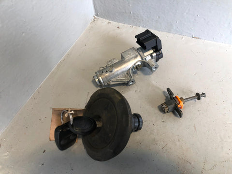 Freelander 1 Ignition Barrel and 1 x Keys Fuel Cap Door Lock Land Rover R10095