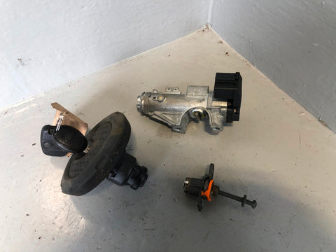 Freelander 1 Ignition Barrel and 1 x Keys Fuel Cap Door Lock Land Rover R10095