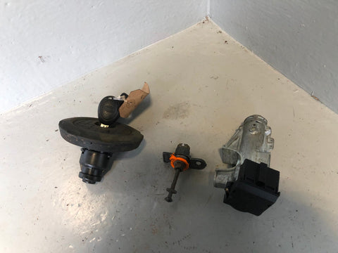 Freelander 1 Ignition Barrel and 1 x Keys Fuel Cap Door Lock Land Rover R10095