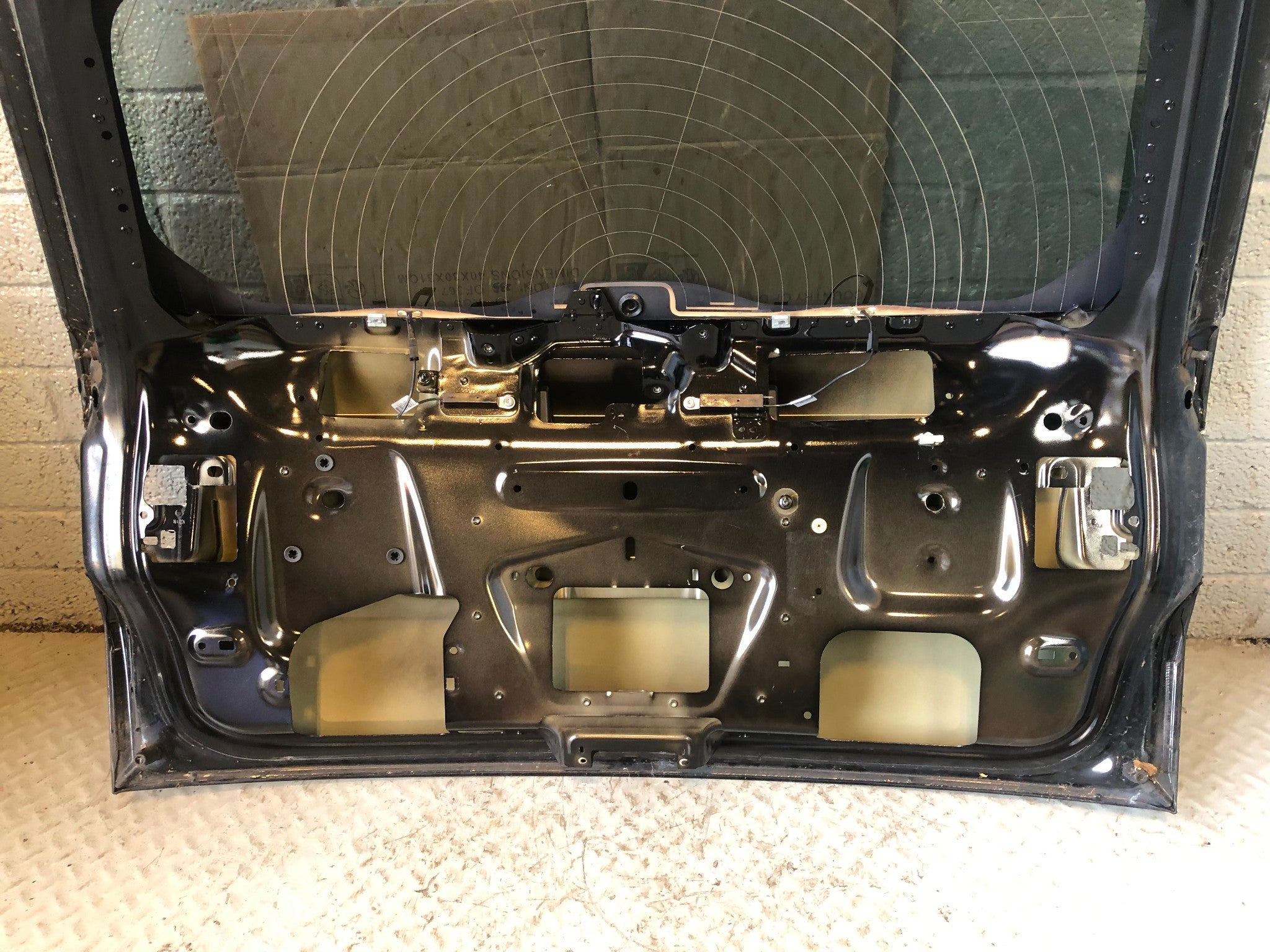 Discovery Sport Tailgate with Glass Santorini Black L550 Land