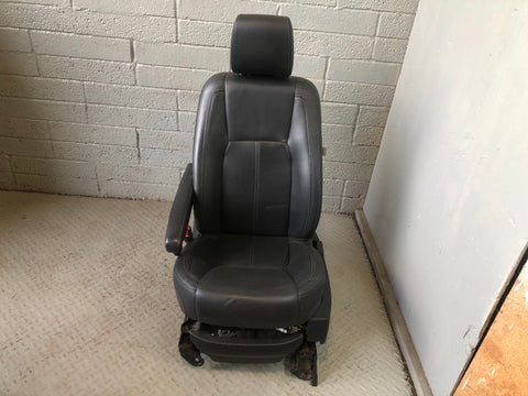 Discovery 4 Seats Leather Electric Front x 2 L319 Land Rover 2009 to 2014 D28046