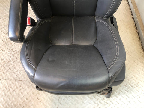 Discovery 4 Seats Leather Electric Front x 2 L319 Land Rover 2009 to 2014 D28046