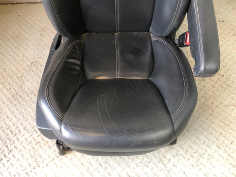 Discovery 4 Seats Leather Electric Front x 2 L319 Land Rover 2009 to 2014 D28046