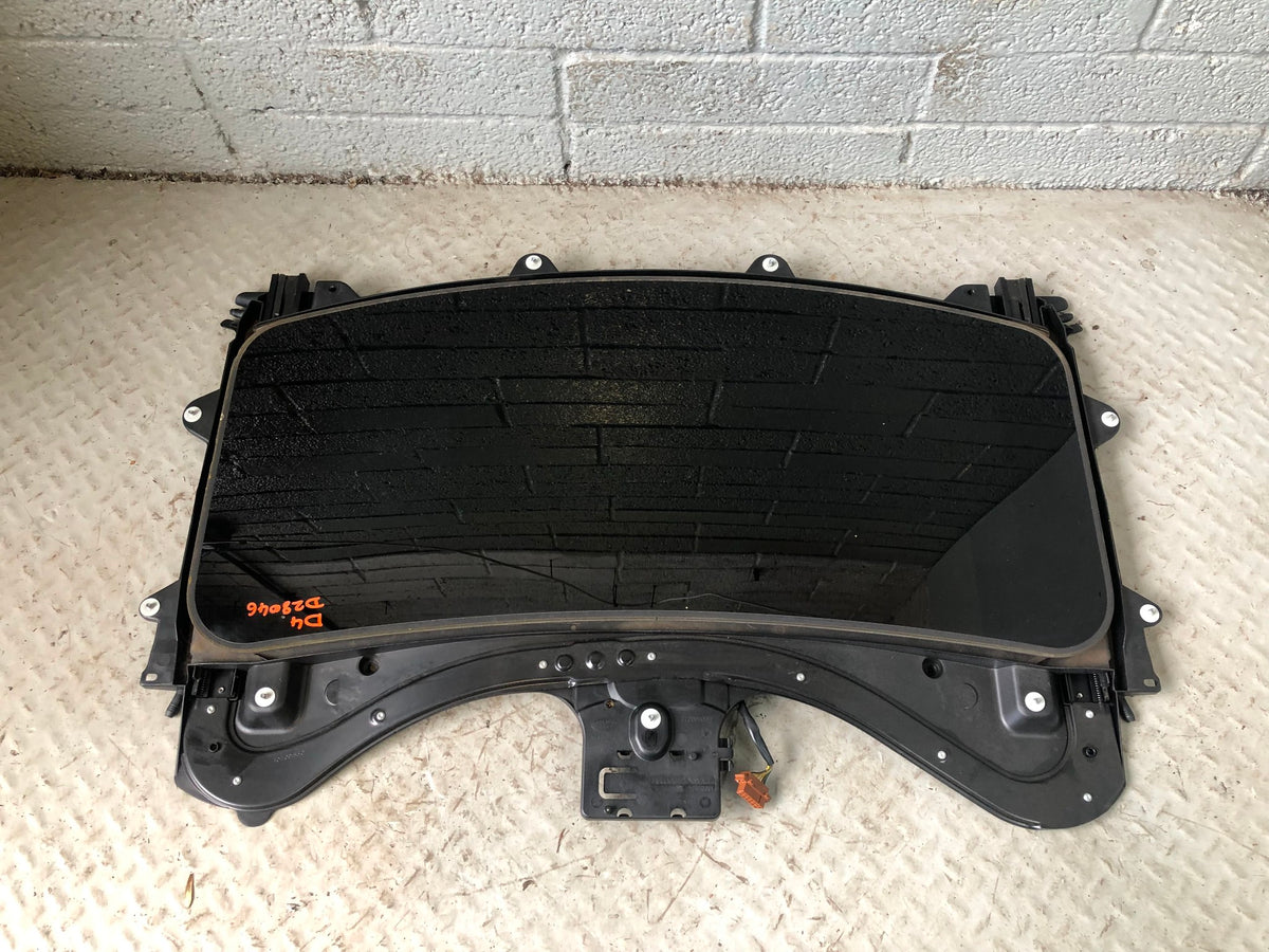 Discovery 4 Sunroof Complete with Motor and Blind Land Rover 2009 to 2016 D28046