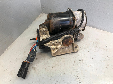Discovery 3 Air Suspension Compressor Hitachi Land Rover 2004 to 2009 D17036