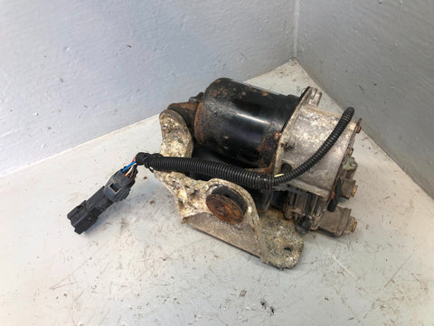 Discovery 3 Air Suspension Compressor Hitachi Land Rover 2004 to 2009 D17036