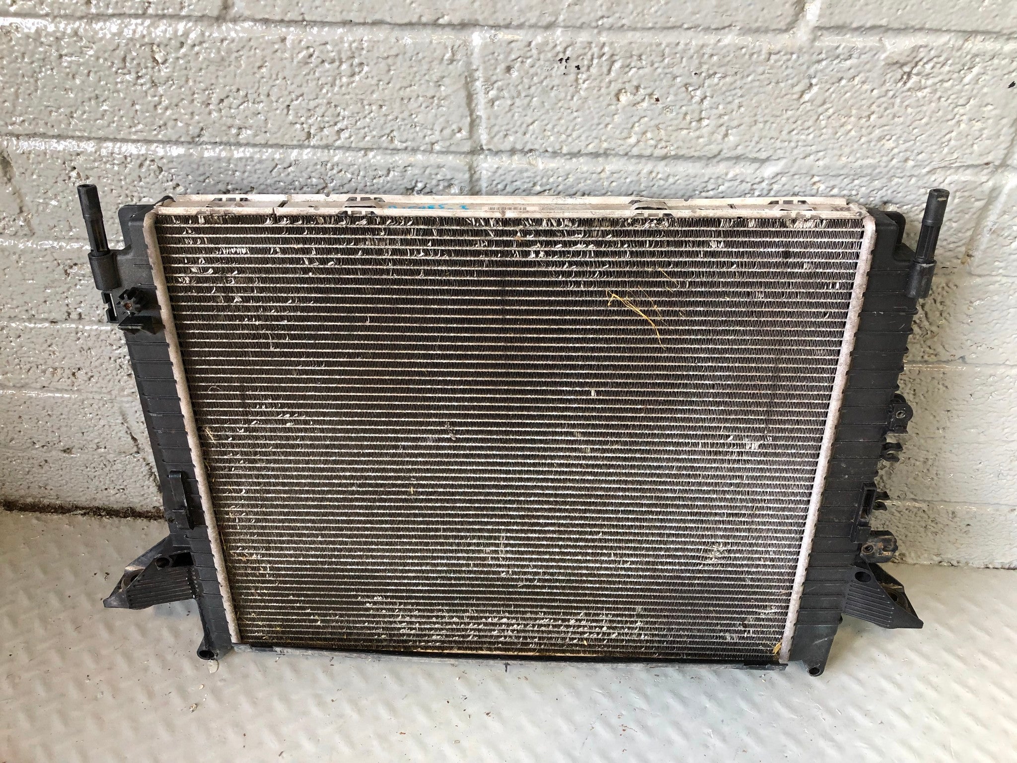 Range Rover Radiator Close To Engine Land Rover Discovery 3 Radiator Engine Cooling 7H22 8T000 AA 2004 to 2 ...