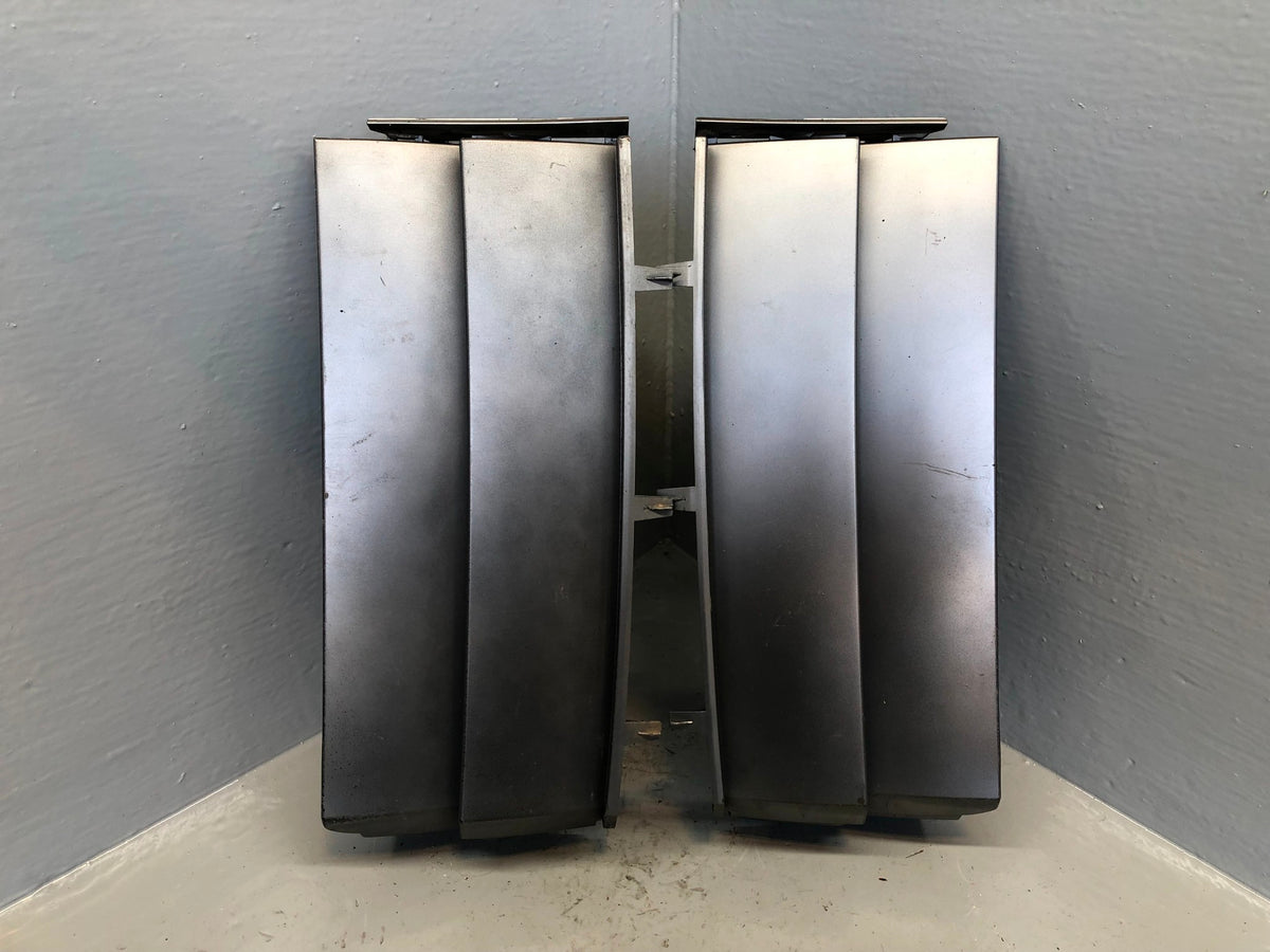 Range Rover L322 Wing Side Grille Vents Standard Grey Pair 2002 to 2013 R19095