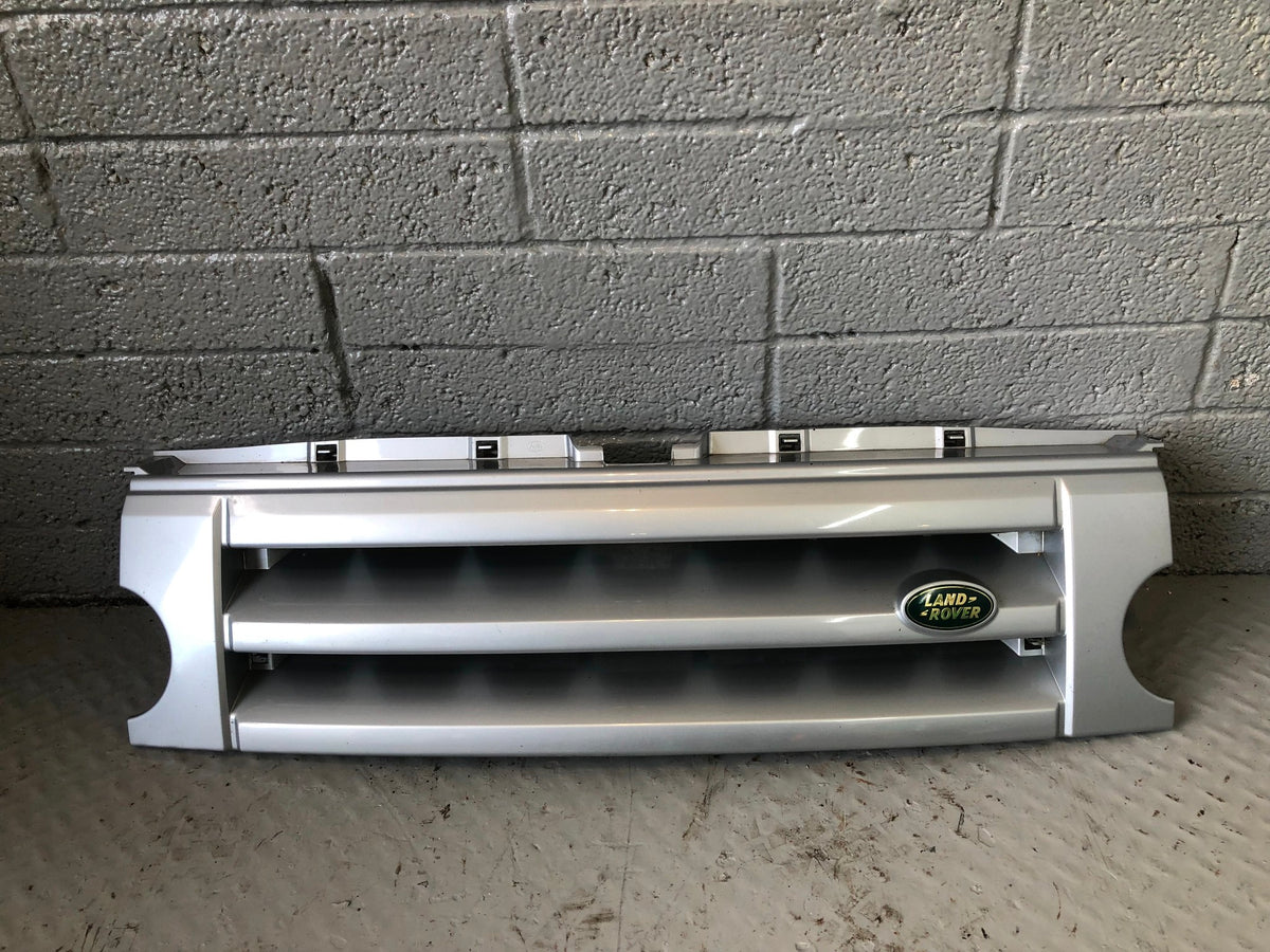 Discovery 3 Grille Front Zermatt Silver Land Rover 2004 to 2009 D26036