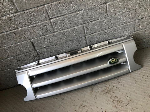Discovery 3 Grille Front Zermatt Silver Land Rover 2004 to 2009 D26036