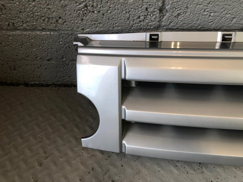Discovery 3 Grille Front Zermatt Silver Land Rover 2004 to 2009 D26036