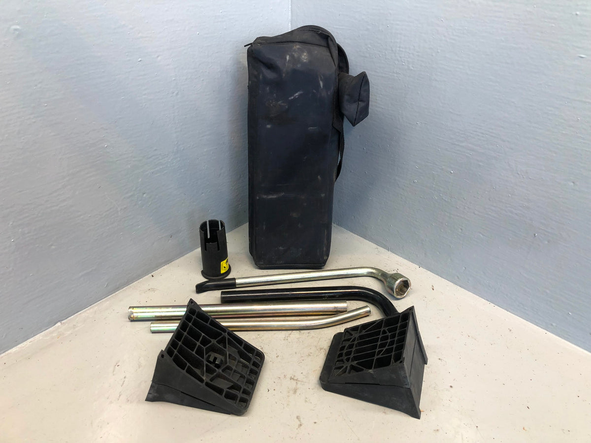 Discovery 2 Tool Kit Bag with Wheel Brace Chocks Land Rover 1998 to 2004 R18125
