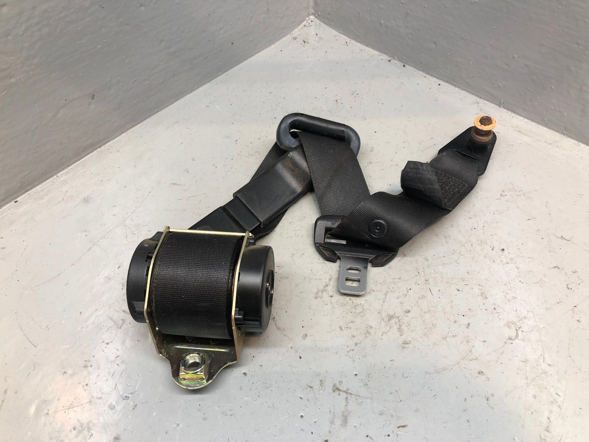 Discovery 2 Seat Belt Near Side Rear Middle Row Black Land Rover 1998 to 2004